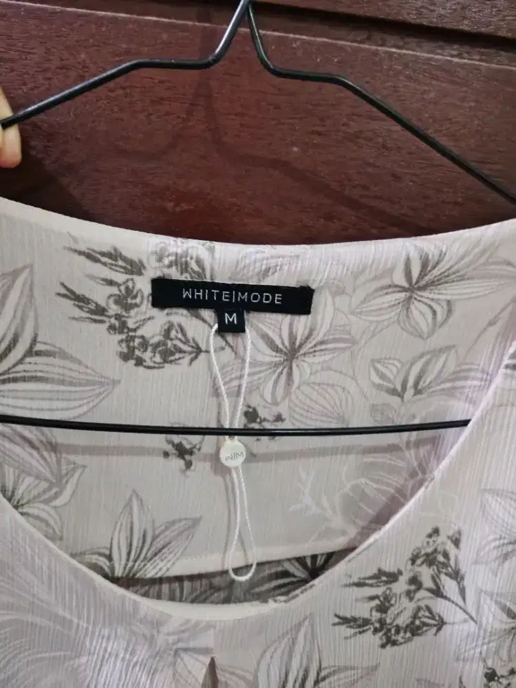 Dijual blouse dari white mode warna moka bermotif size M