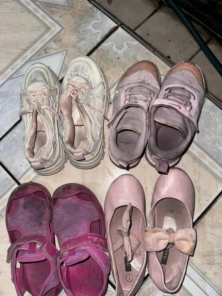Sepatu bekas anak