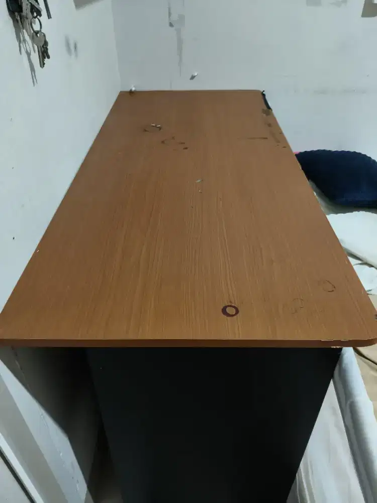 MEJA KANTOR MINUS LEMARI SUSAH DITUTUP