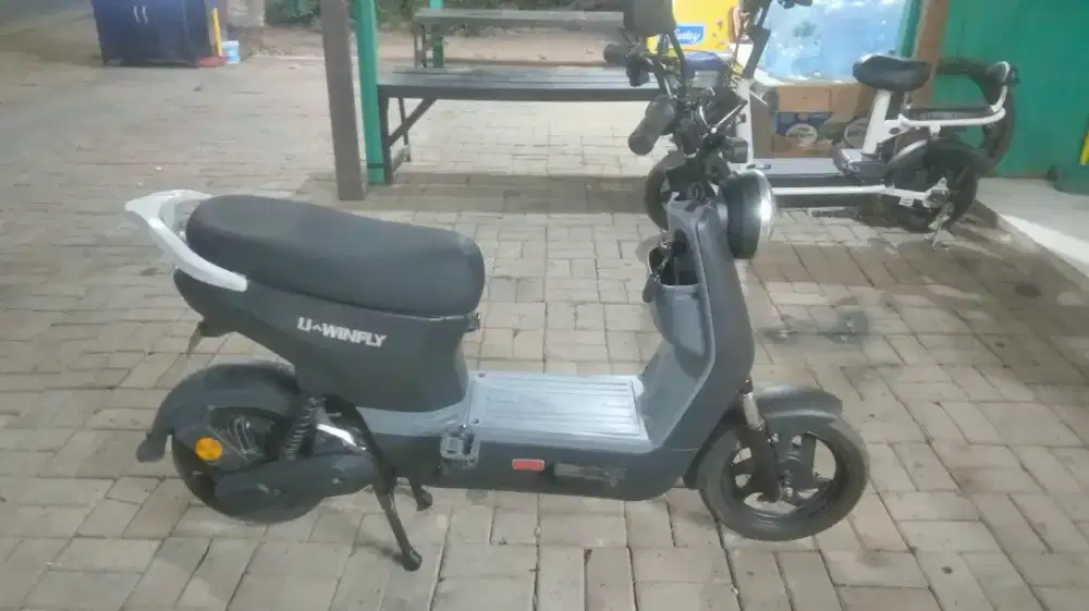 Di jual sepeda listrik lengkap normal tinggal pake