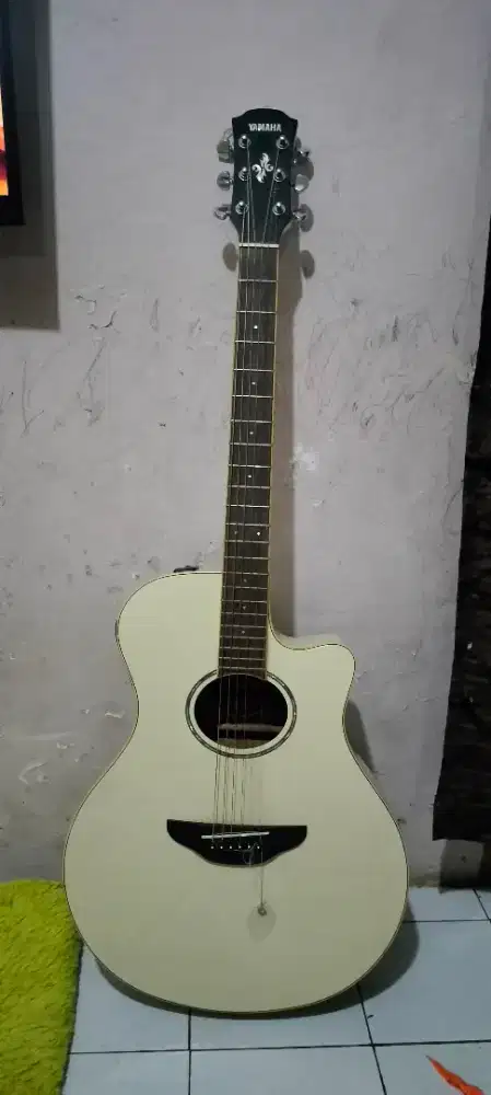 GITAR YAMAHA APX600