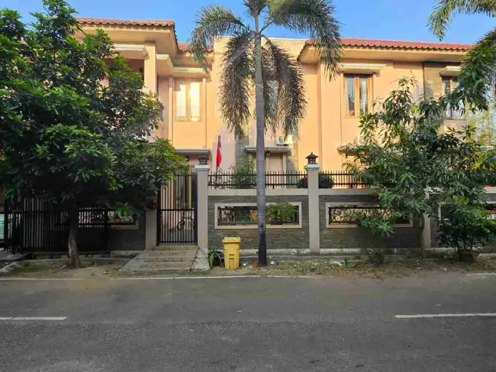 rumah second posisi hook plus private pool di Duren Sawit Jaktim