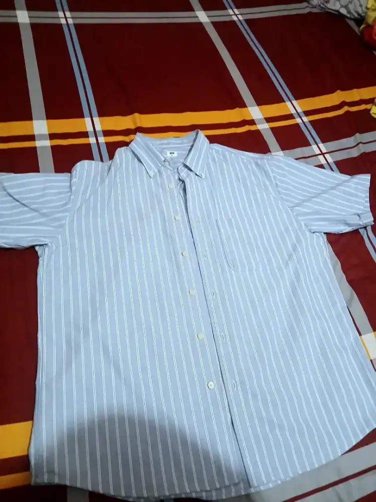 Kemeja Oxford Lengan Pendek Garis (UNIQLO)