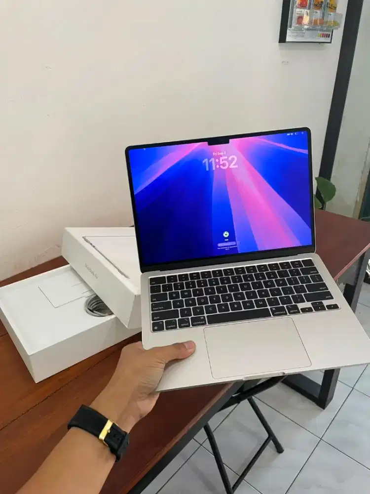 Fullset Macbook Air M2 2022 8/256 Starlight