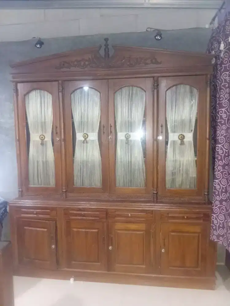 DIJUAL LEMARI KAYU. BAHAN KAYU JATI TUA