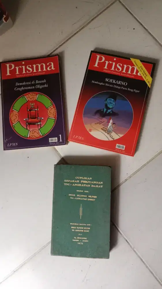 Ada paket majalah dan buku difoto