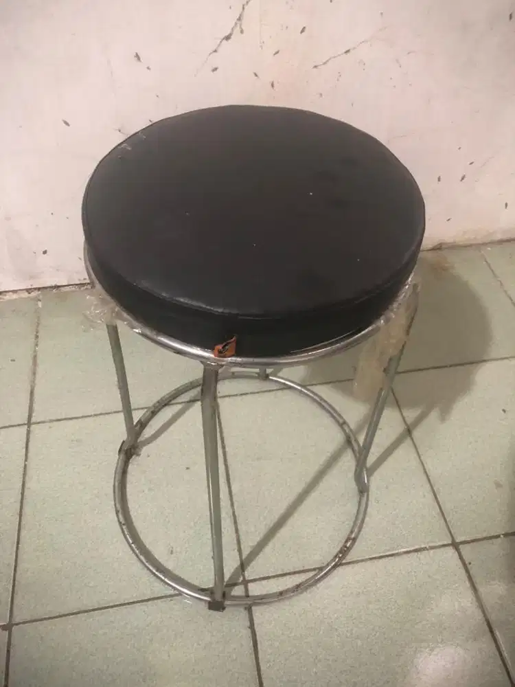 Kursi bulat hitam