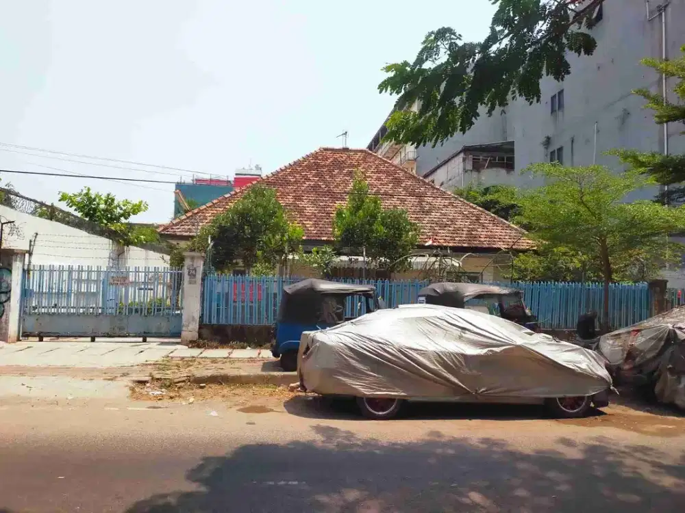 Dijual rumah tua berikut tanah di Taman Sari Raya Jakarta Barat, sederet dengan stasiun Mangga Besar