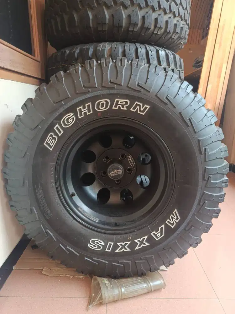 5 Velg Mickey Thompson R15 + 5 ban 33 x 12,5 R15  (5 x 114,3)