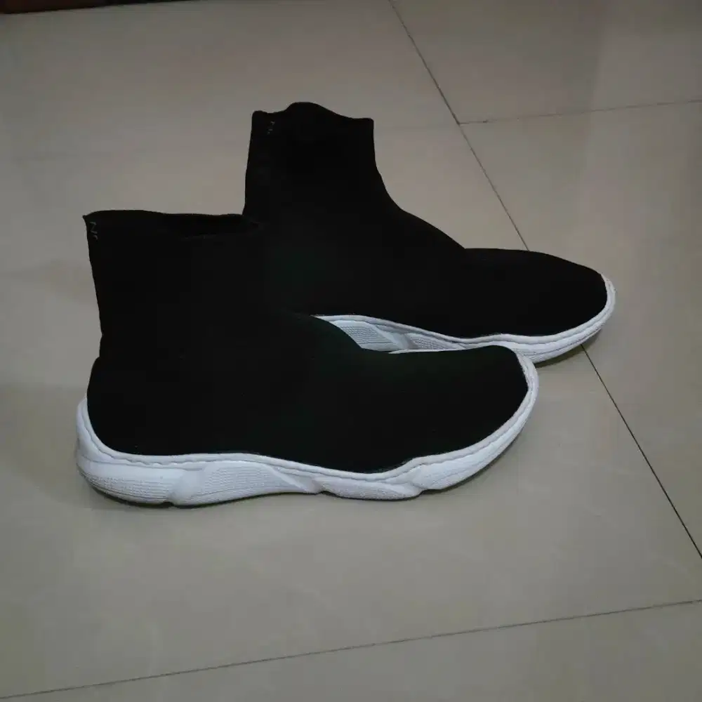 Sepatu cowok size 42