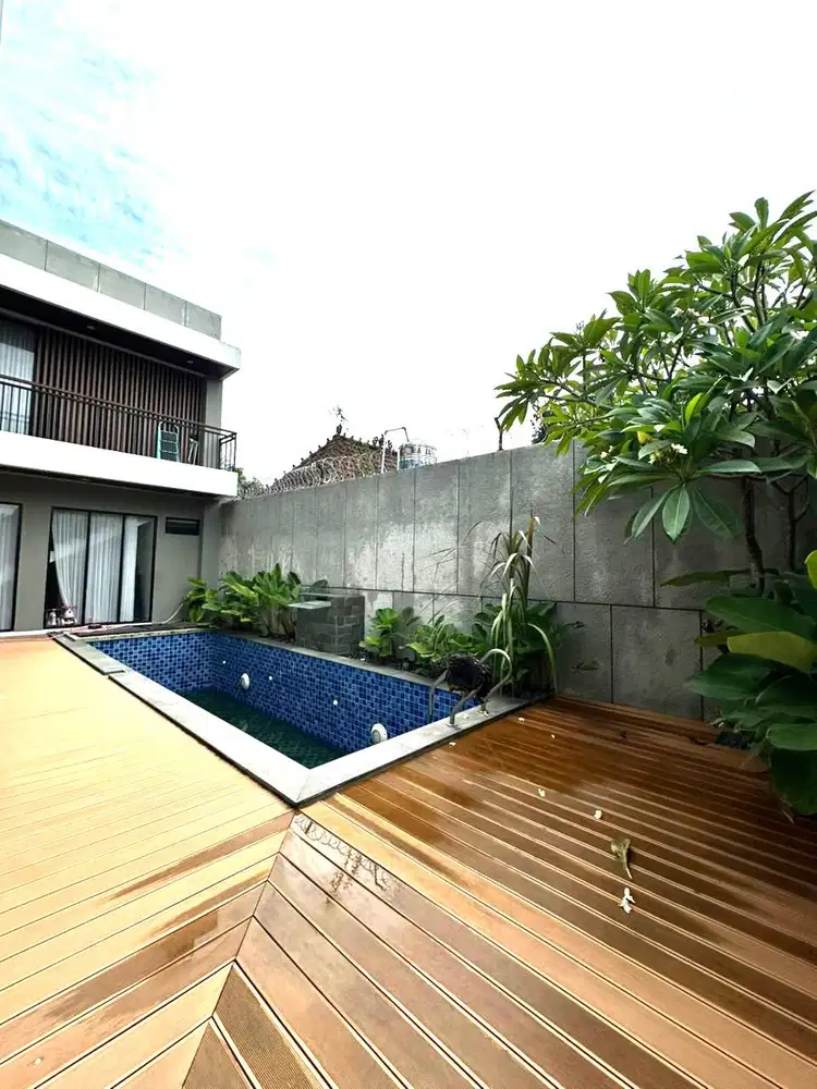 Rumah Mewah dengan Kolam Renang di Wedomartani