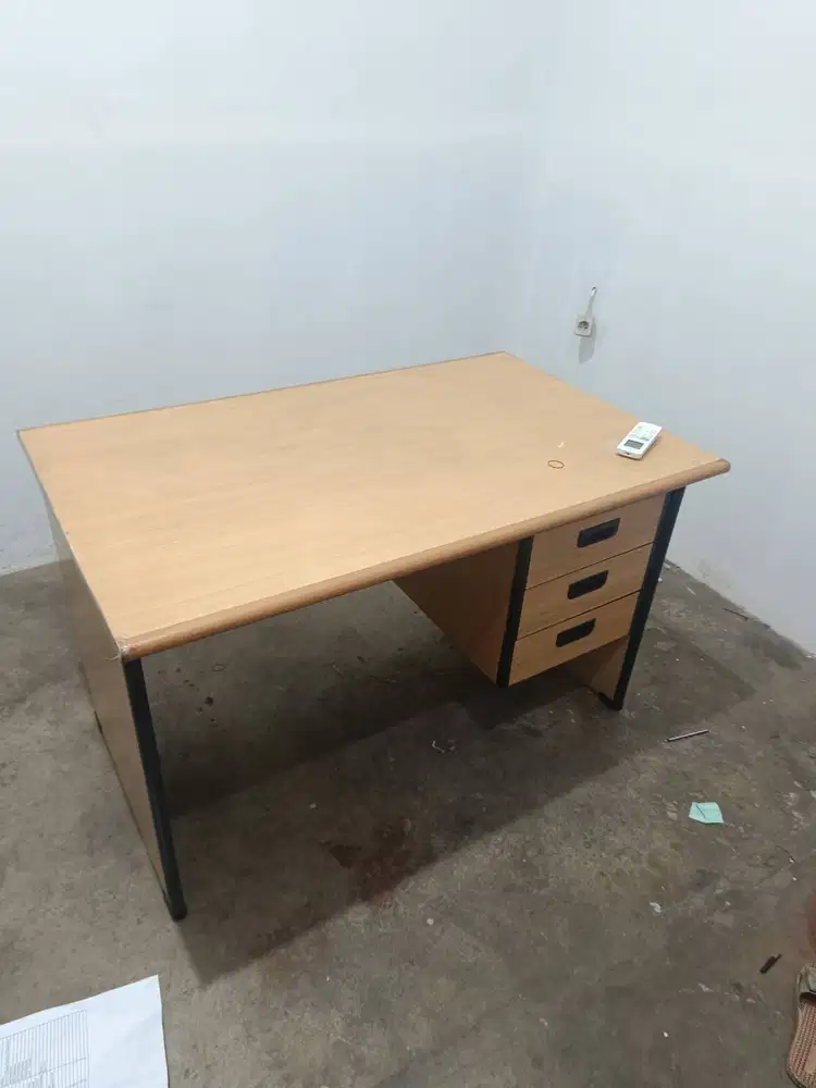 Dijual Meja Kantor murah meriah