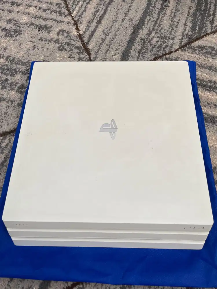 Playstation 4 Pro (Glacier White) 1 TB
