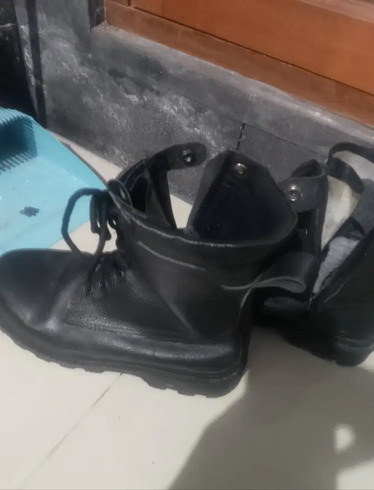 Sepatu baru pakai sebulan,ukuran 42