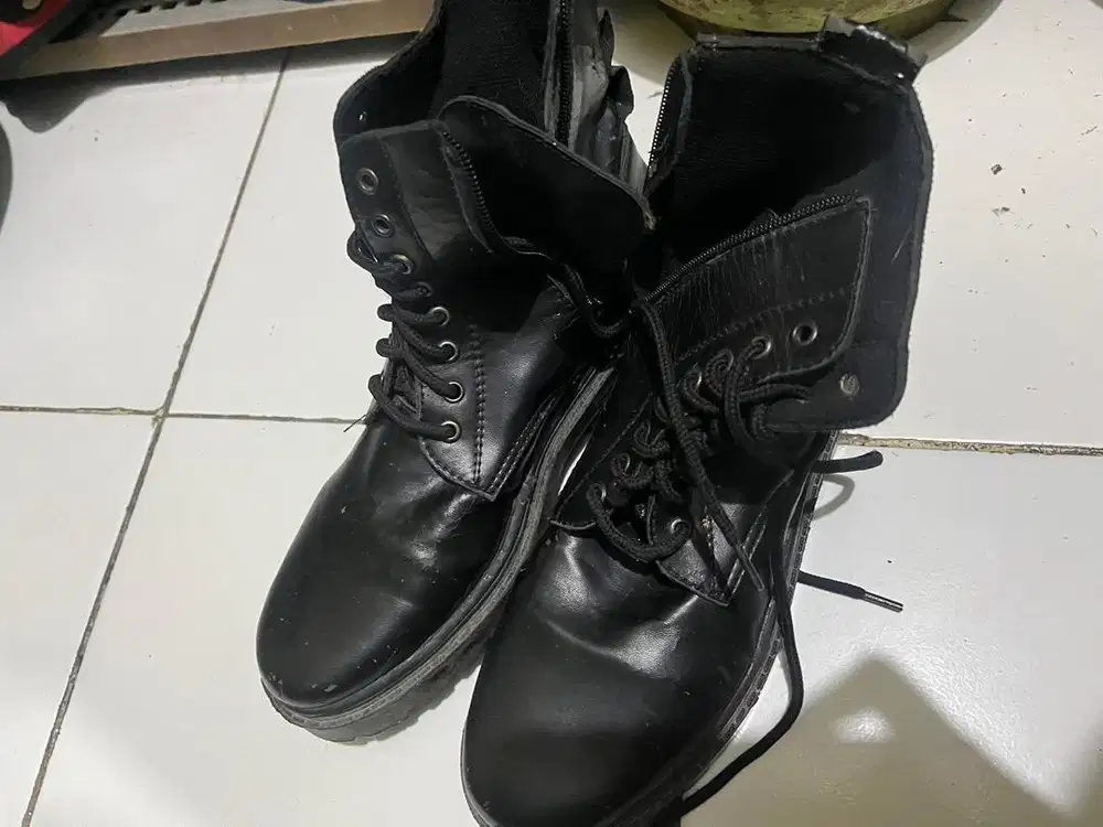 SEPATU BOOTS HITAM