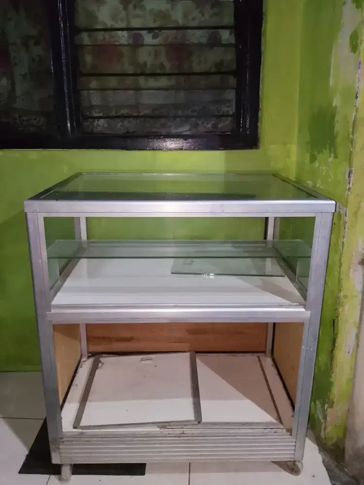Etalase ukuran 1 m x 1/2 m