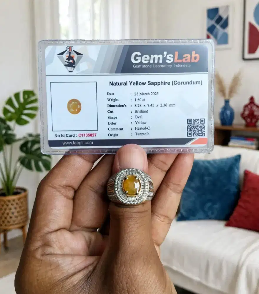 Batu permata yellow sapphire. Sudah di uji di lab. Ada memo hasil lab