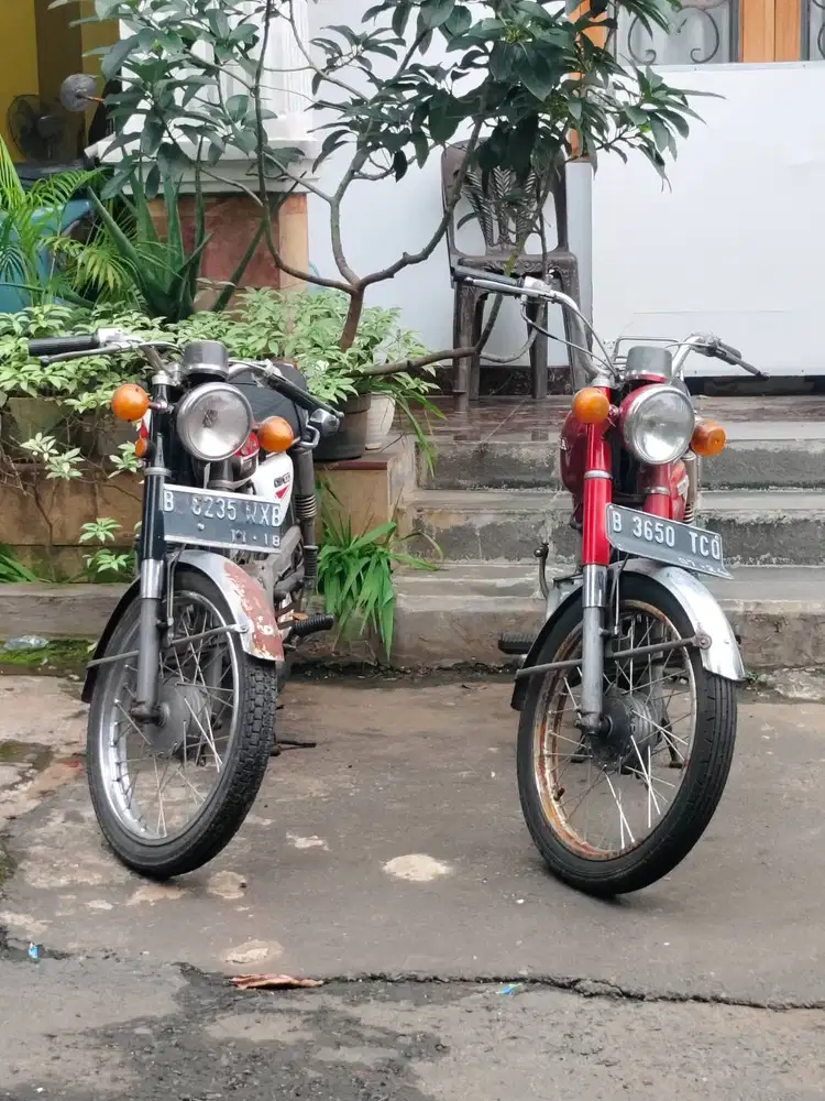CB 100 K2 1973 putih dan K3 1978 merah