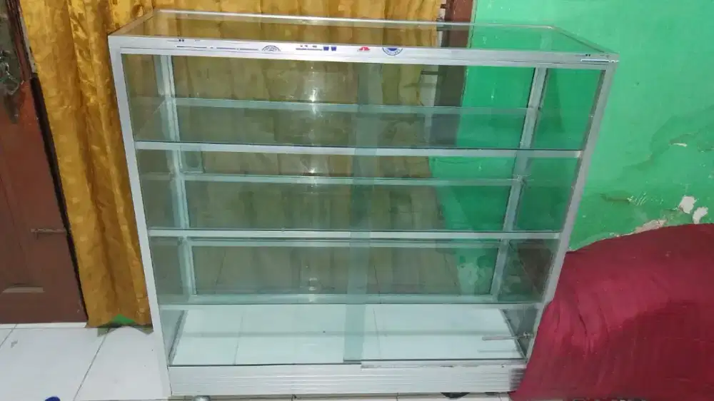 Jual cepat etalase 1x1 meter ada roda dan Tatakan dibawah keramik