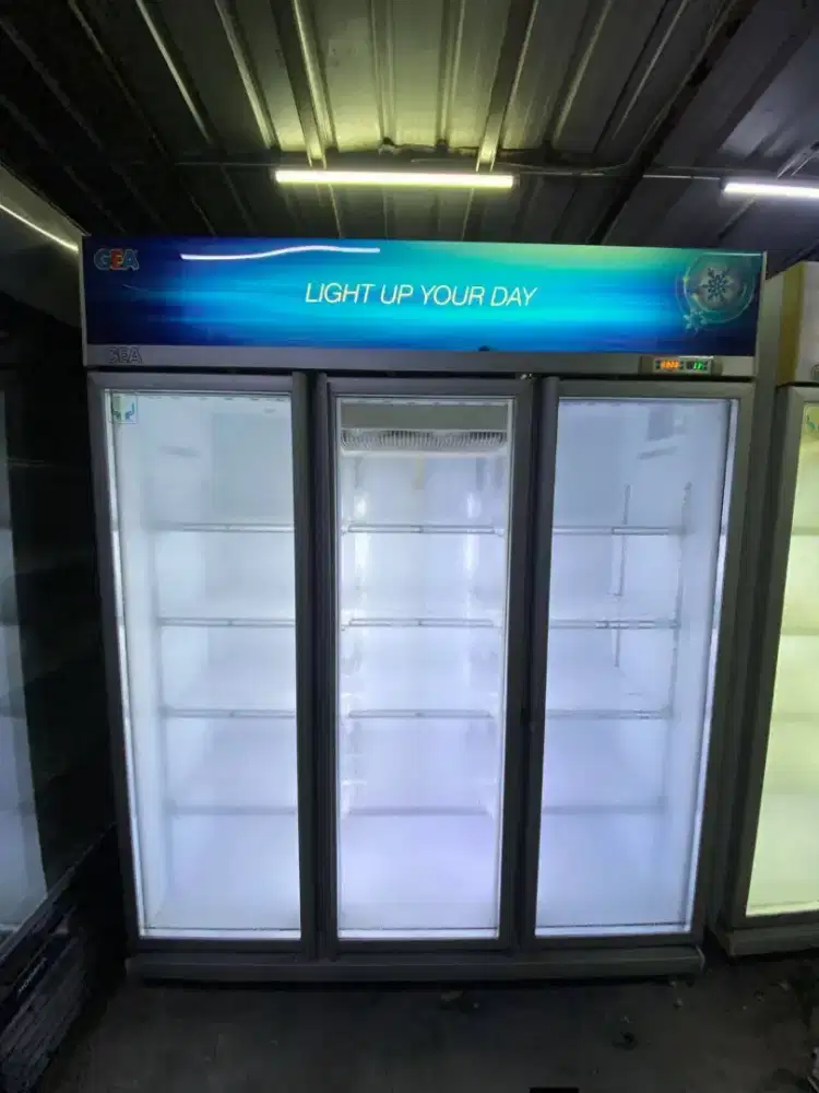 Showcase 3pintu merek Gea terbaru barang normal mesin ori body mulus