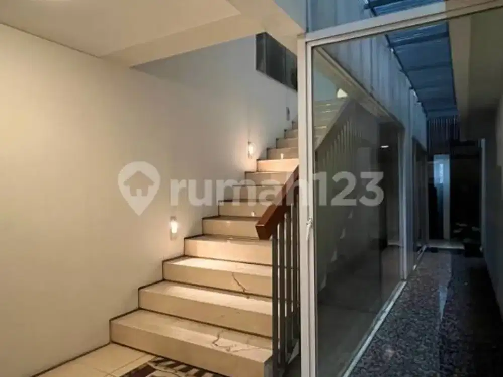 Rumah 3 lantai di Kebayoran Baru, Jakarta Selatan