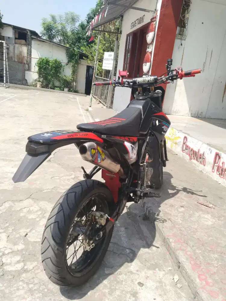 Super moto costem