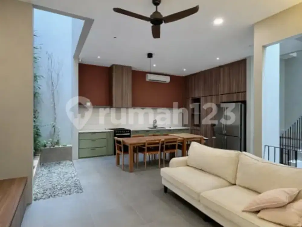 Rumah Industrial Modern Bagus Ada Pool dan Rooftop