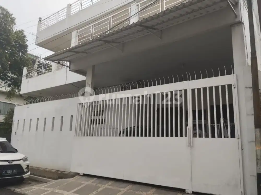 Rumah 3 Lantai Dekat Dengan Simpang Lima