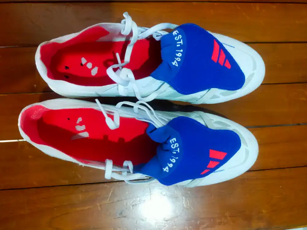 sepatu bola Adidas