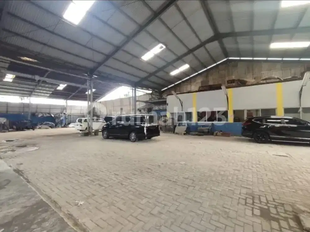 DiJual & DiSewakan Bangunan eks Bengkel.+ Tanah 2000m2 di Jalan Kapten Tendean, Mampang Prapatan, Jakarta Selatan.(Kode Rmrg1819)