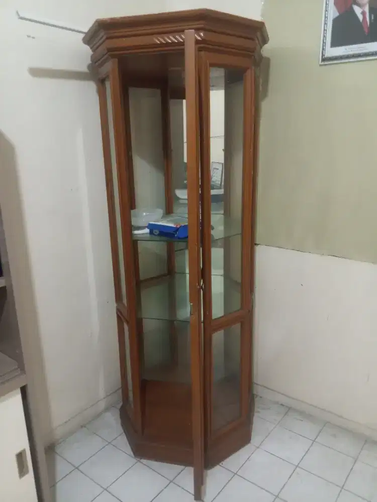 Lemari kaca bakal pajangan