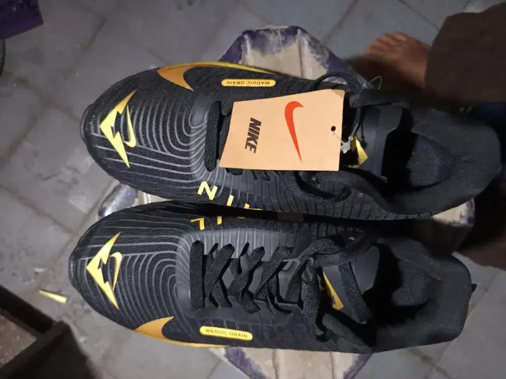 sepatu Nike trail