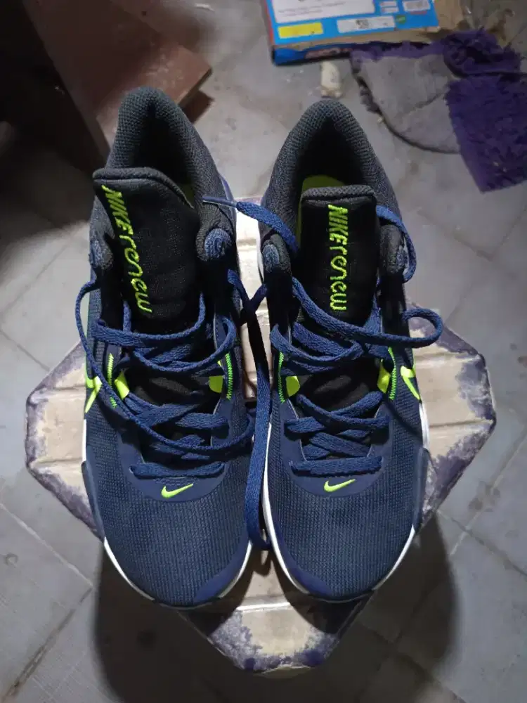 sepatu Nike renew