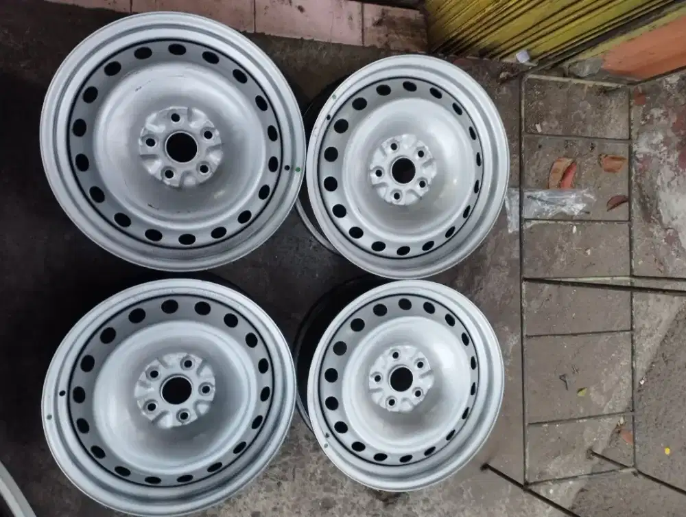 Dijual. 4pc kaleng R17 pcd 5x114