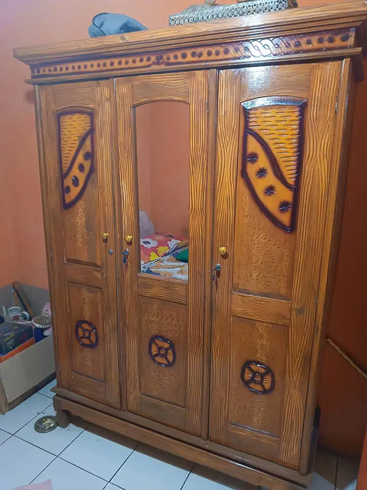Lemari kayu 3 pintu