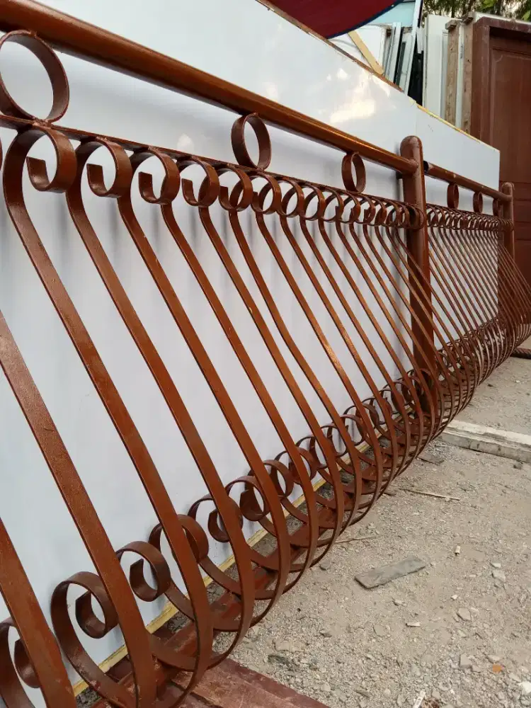 Railing balkon besi plat lingkar tinggi,1 mtr