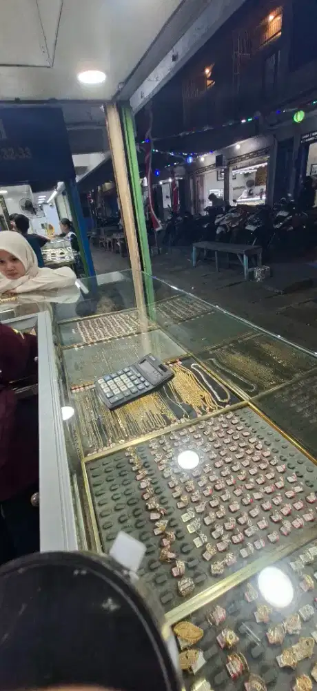 Karyawan toko perhiasan emas