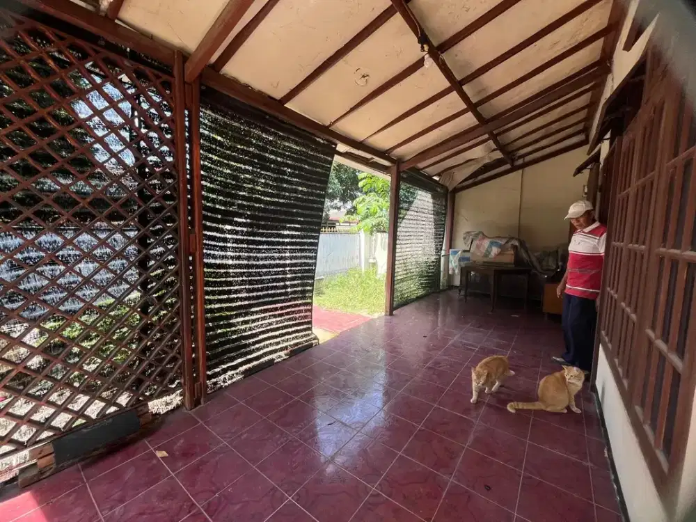 Di Jual MURAH di Bawah Pasaran RUMAH LUAS dekat Gerbang di Depok Timur