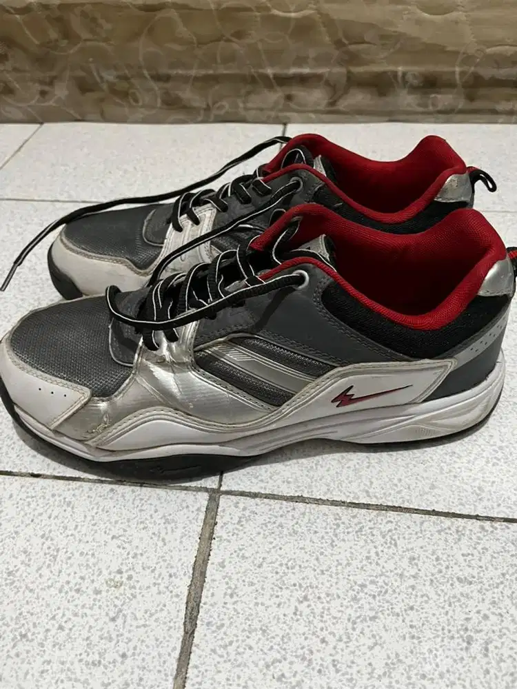Sepatu Tennis Pria