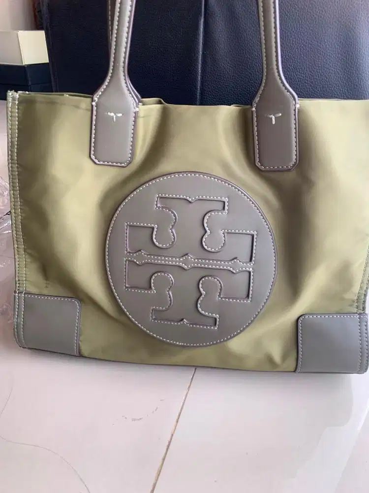 Tory Burch Ella berbahan nilonberwarna hijau zaitun