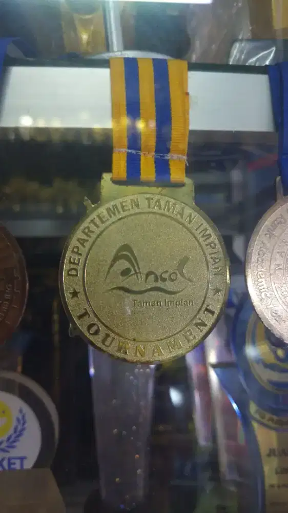 costum medali kuningan
