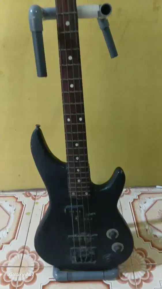 Gitar bass merek prince