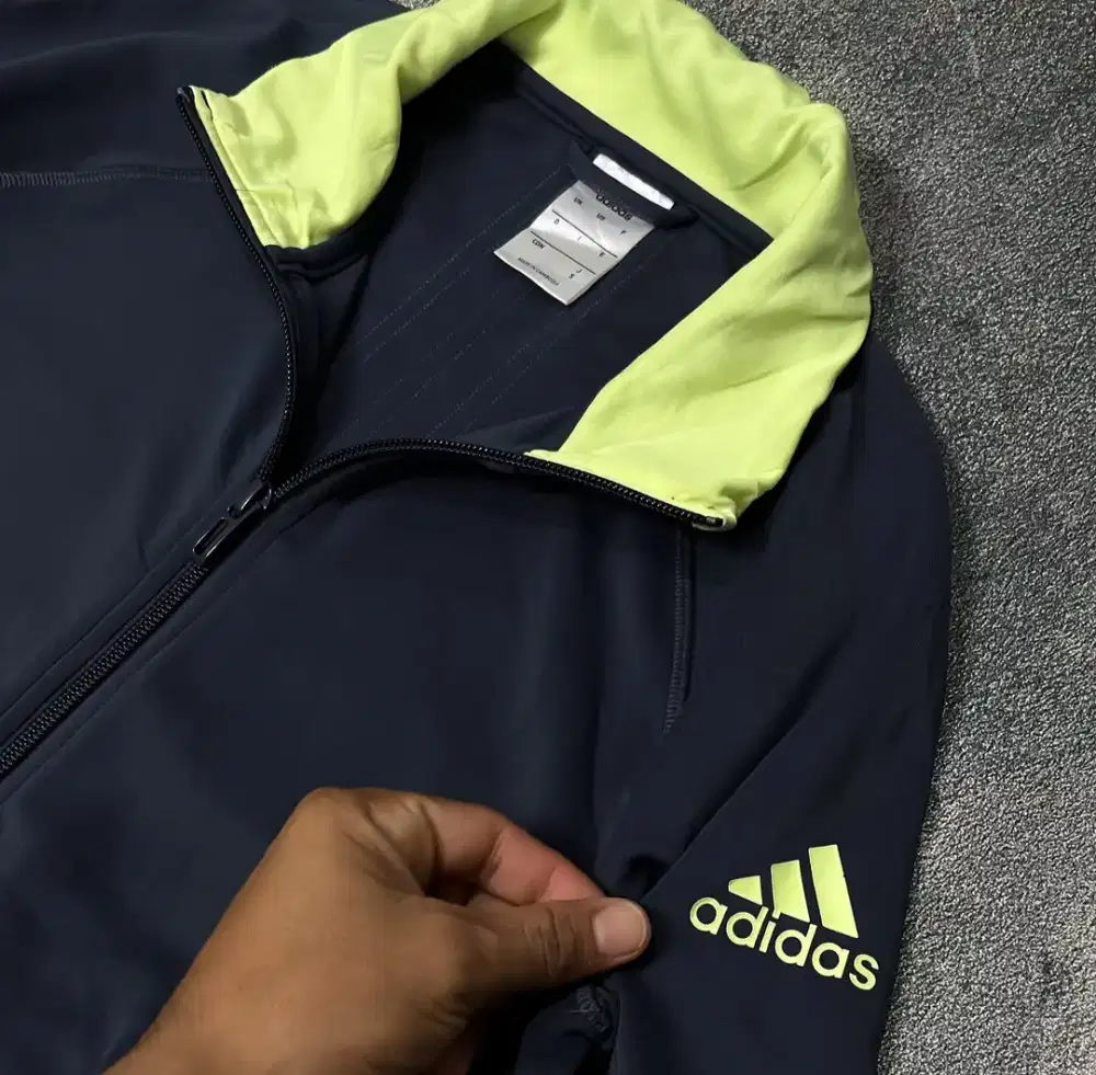 jaket sport/running Adidas size S warna navy blue bahan karet