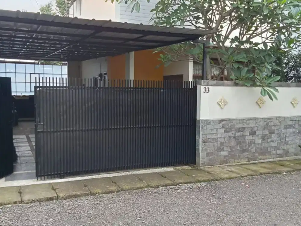 Disewakan Rumah 3 Lantai Semi Furnished Nyaman Terawat Lokasi di Cipaku Bandung