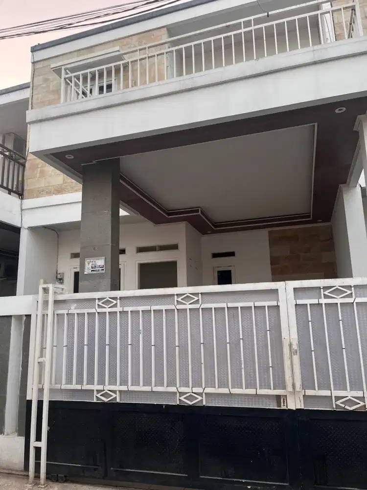 Disewakan rumah 2 lantai dekat graha raya