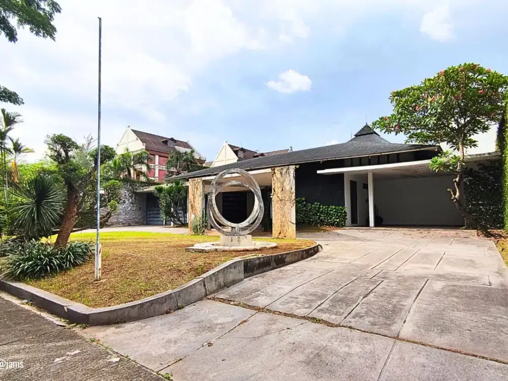Halaman Rumah Luas , Kamar Luas dan Banyak Hanya di Taman Picadilly Lippo Cikarang