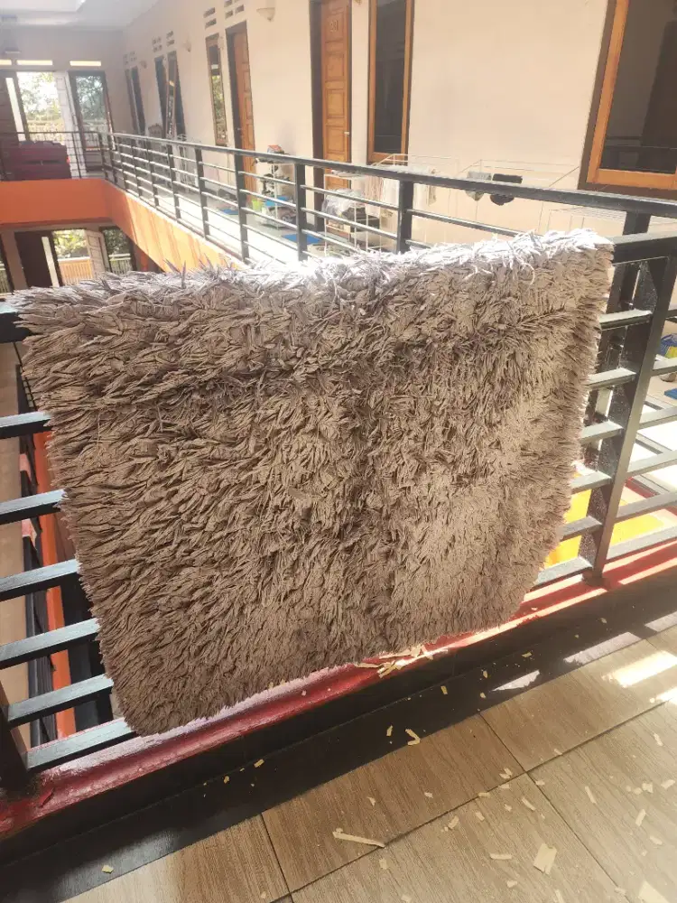 Karpet bulu tebal abu