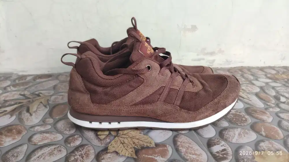 Sepatu TNF size 42