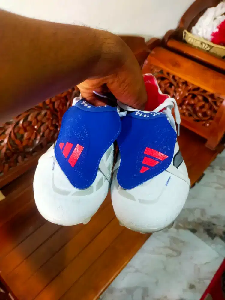 sepatu bola Adidas bekas