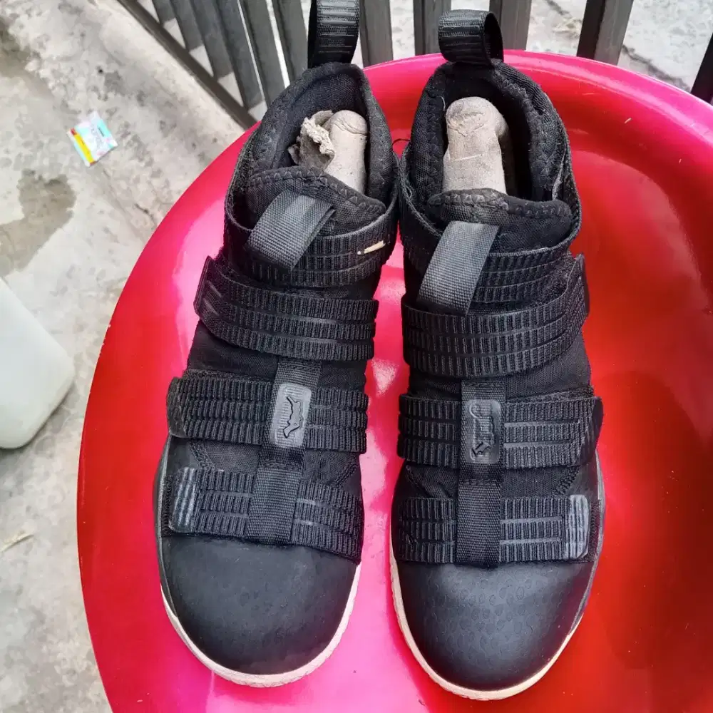 Sepatu Nike Lebron soldier XI